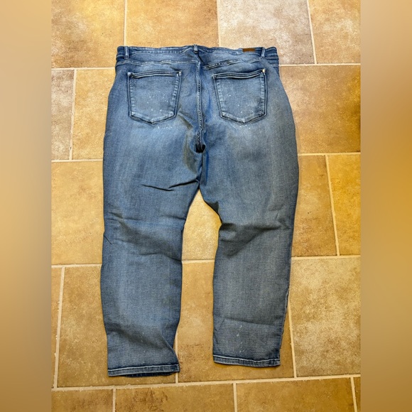 24W Judy Blue Boyfriend fit distressed medium wash jeans - Picture 5 of 5